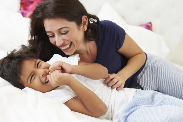 Mother And Son Lying In Bed Together — Stock Photo, Image