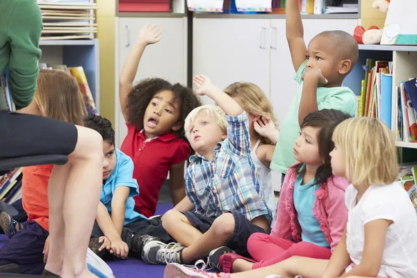 質問に答える教室における小学校児童のグループ — ストック写真