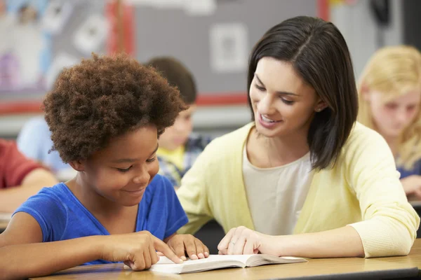 Lehrerin liest mit Schülerin im Unterricht — Stockfoto