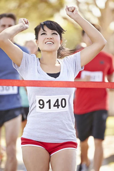 Läuferin gewinnt Marathon — Stockfoto