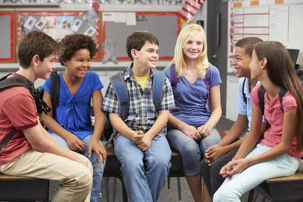 Groep van elementaire leerlingen in klas — Stockfoto