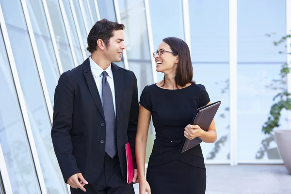 Uomo d'affari e donne d'affari che camminano fuori dall'ufficio — Foto Stock