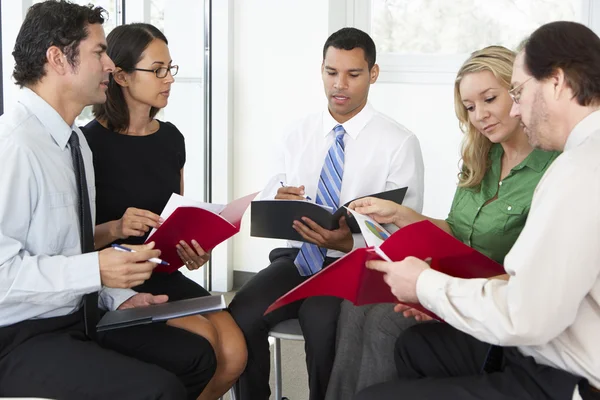 Ondernemers hebben informele office vergadering — Stockfoto