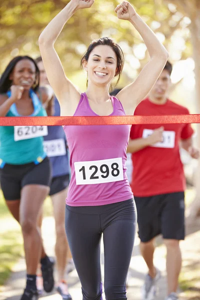 Vrouwelijke loper winnende marathon — Stockfoto
