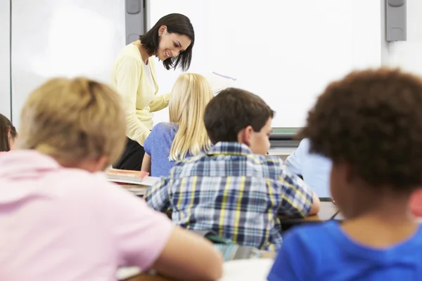 Professor em pé na frente da classe de alunos — Fotografia de Stock