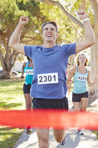 Männlicher Läufer gewinnt Marathon — Stockfoto