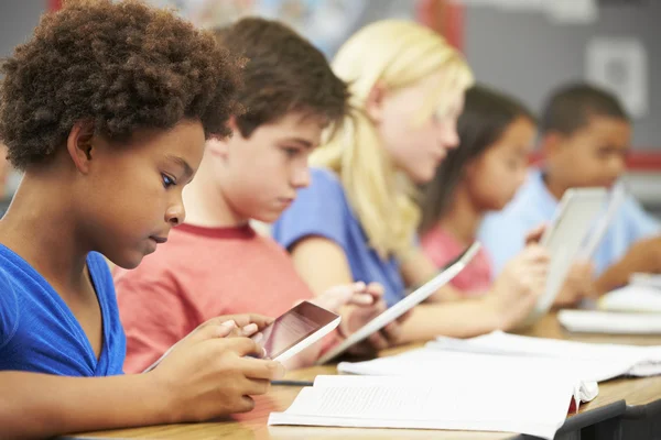 Elèves en classe utilisant la tablette numérique — Photo