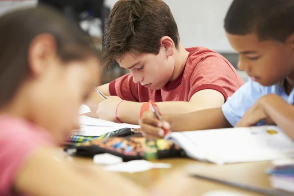 Elèves étudiant au bureau en classe — Photo