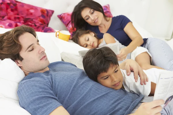 Family Relaxing In Bed With Coffee And Newspaper — Stock Photo, Image