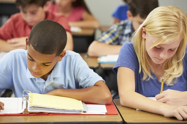 Elèves étudiant au bureau en classe — Photo