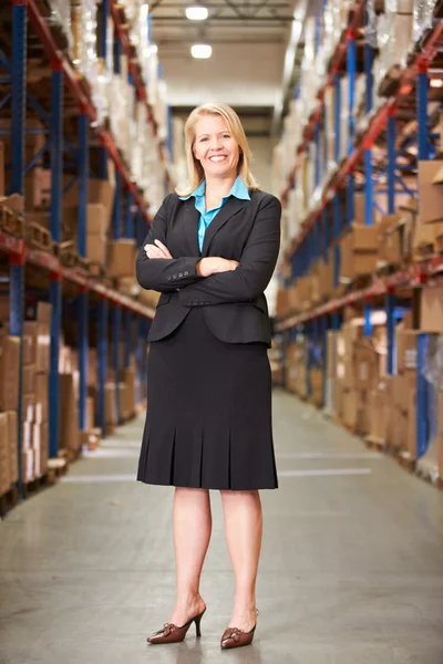 Portrait de gestionnaire féminine à l'entrepôt — Photo