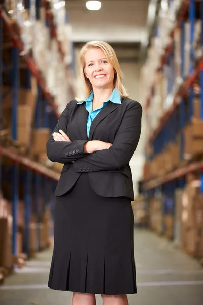 Portret van vrouwelijke manager in magazijn — Stockfoto