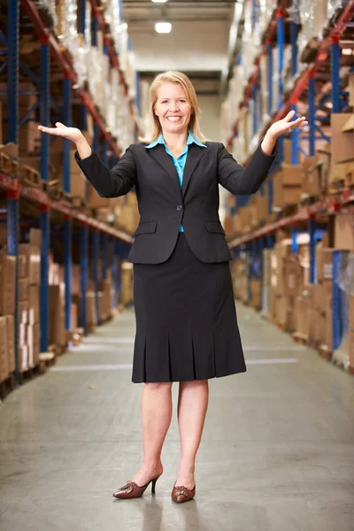 Portret van vrouwelijke manager in magazijn — Stockfoto