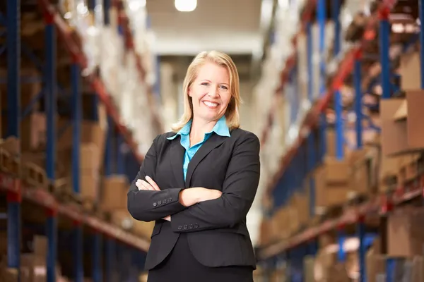 Portrait de gestionnaire féminine à l'entrepôt — Photo