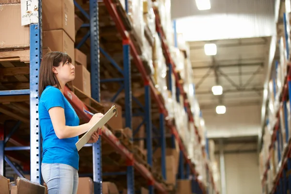 Female Worker In Distribution Warehouse — Stock Photo, Image