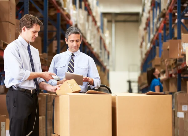 Cajas de verificación de hombres de negocios con tableta digital y escáner — Foto de Stock