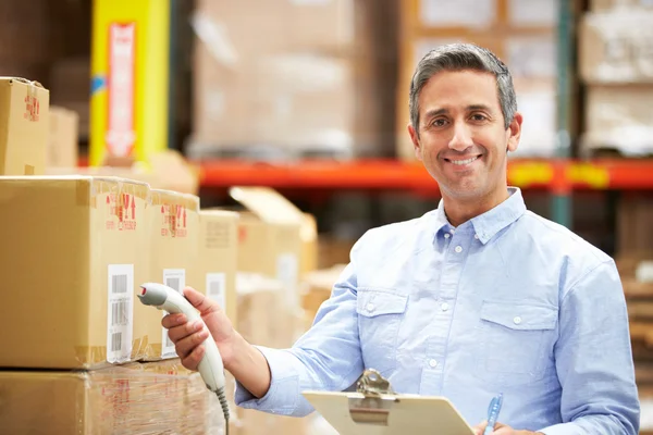 Worker Scanning Package In Warehouse — Stock Photo, Image