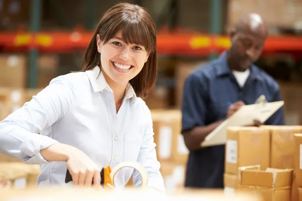 Werknemers in magazijn goederen voorbereiden voor verzending — Stockfoto