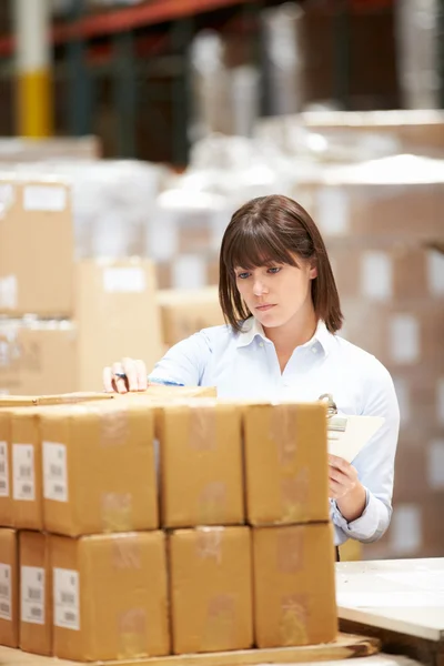 Trabajador en almacén que prepara mercancías para el envío — Foto de Stock