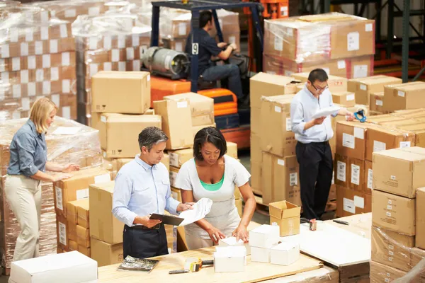 Trabalhadores no armazém preparando bens para expedição — Fotografia de Stock