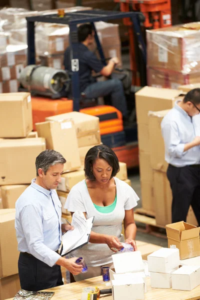 Werknemers in magazijn goederen voorbereiden voor verzending — Stockfoto
