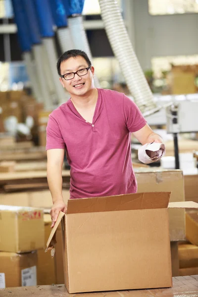 Trabalhador no armazém que prepara bens para o despacho — Fotografia de Stock