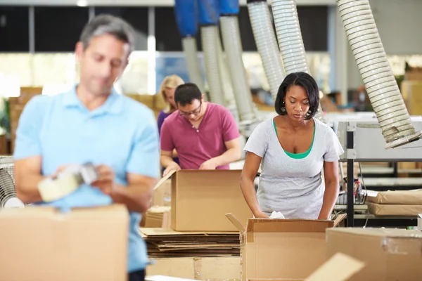 Werknemers in magazijn goederen voorbereiden voor verzending — Stockfoto