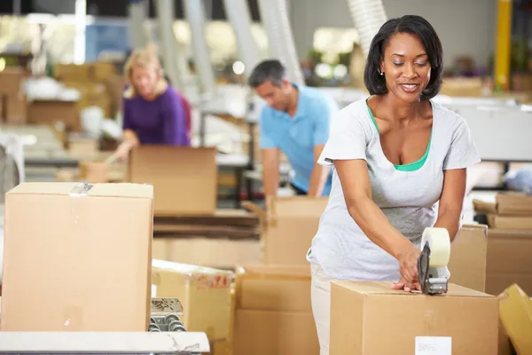 Lavoratori nel magazzino che preparano le merci per la spedizione — Foto Stock