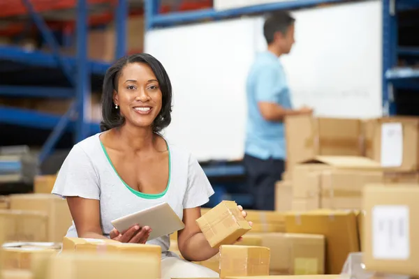 Workers In Warehouse Preparing Goods For Dispatch — Stock Photo, Image