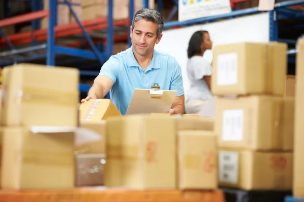Arbetare i distributionslagret förbereder varor för leverans — Stockfoto
