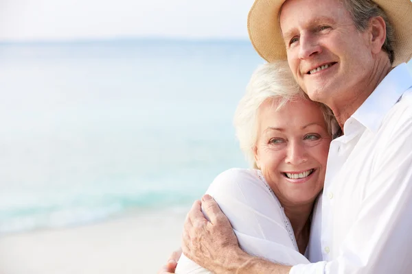 Liebevolles Senioren-Paar im tropischen Strandurlaub — Stockfoto