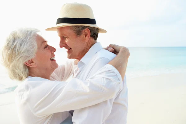 Liebevolles Senioren-Paar im tropischen Strandurlaub — Stockfoto