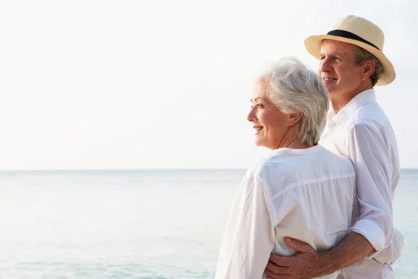 Pareja mayor cariñosa en vacaciones de playa tropical — Foto de Stock