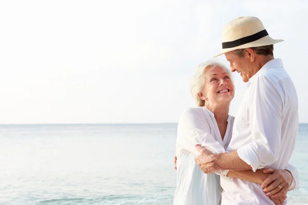 Pareja mayor cariñosa en vacaciones de playa tropical — Foto de Stock