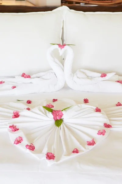 Hotel Bedroom With Flowers Arranged On Sheets — Stock Photo, Image