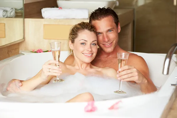 Couple relaxant dans le bain boire du champagne ensemble — Photo