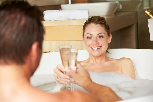 Paar entspannt im Bad und trinkt gemeinsam Champagner — Stockfoto