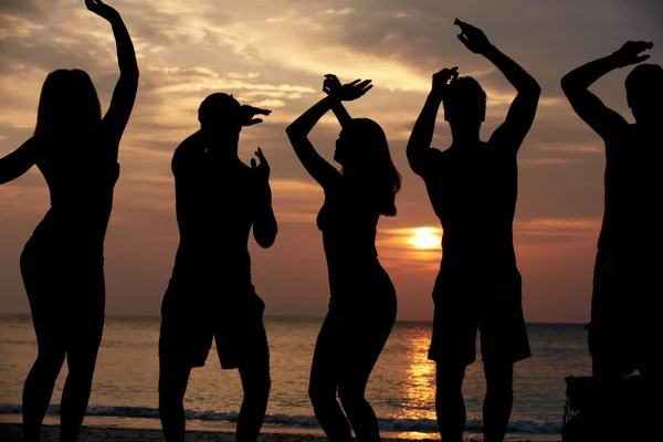 Silhouette von Freunden bei Strandparty — Stockfoto