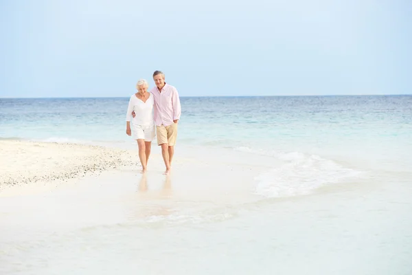 浪漫的年长夫妇在美丽的热带海滩上行走 — 图库照片