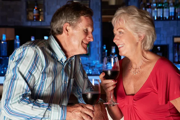 Seniorenpaar genießt Drink in Bar — Stockfoto