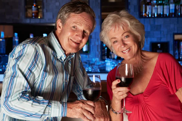 Ανώτερος ζευγάρι, απολαμβάνοντας το ποτό σε bar — Φωτογραφία Αρχείου