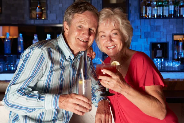 Пара пожилых людей наслаждается коктейлем в баре — стоковое фото