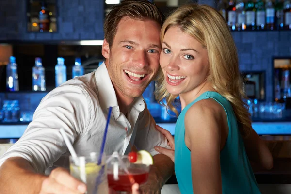 Pareja disfrutando de cóctel en el bar —  Fotos de Stock