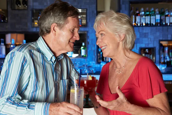 Couple sénior jouissant d'un cocktail au bar — Photo