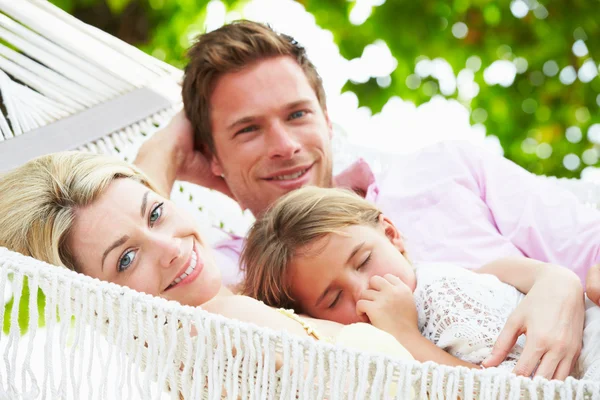 Familie ontspannen in strand hangmat met slapende dochter — Stockfoto