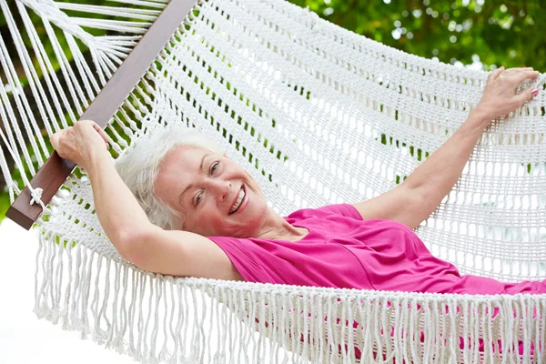 Seniorin entspannt sich in Strandhängematte — Stockfoto