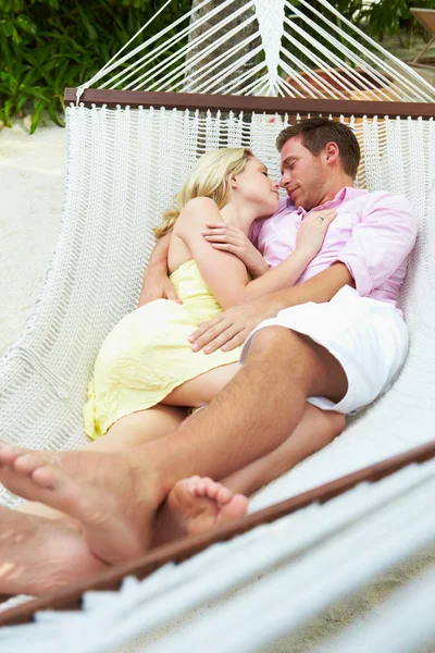 Pareja durmiendo en playa hamaca —  Fotos de Stock