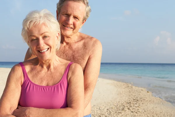 Portrait de couple de personnes âgées en vacances à la plage tropicale — Photo