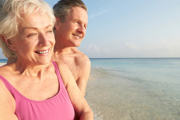 Seniorenpaar im tropischen Strandurlaub — Stockfoto