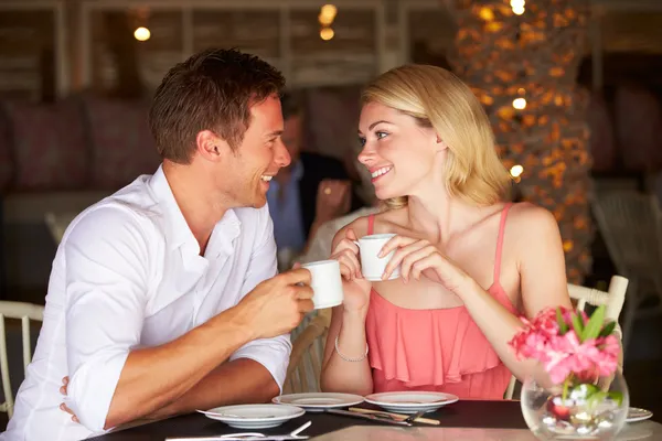 Pareja disfrutando de la taza de café en el restaurante — Foto de Stock